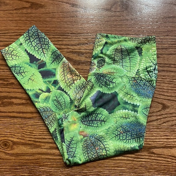 Om Shanti clothing vibrant green leaf vine Capri leggings size Small made in USA - Picture 5 of 7